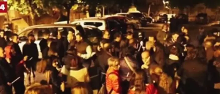 «Non mollo, vado avanti», Roccabernarda scende in piazza per il sindaco intimidito