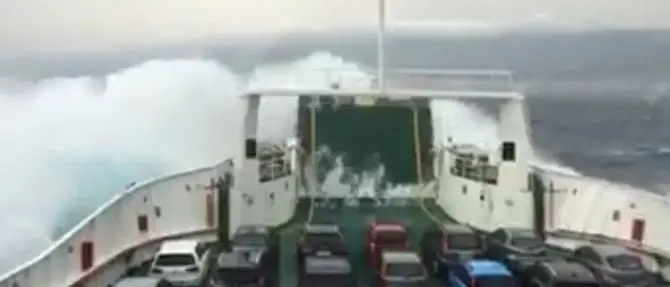 Venti di burrasca sferzano il Centro-Sud, Pasquetta all’insegna del maltempo