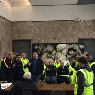 Rifiuti, operai in protesta a Cosenza contro i licenziamenti