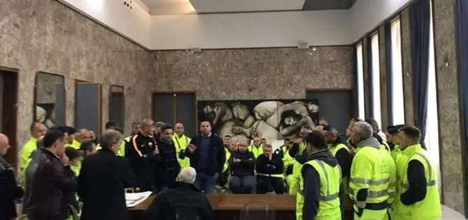 Rifiuti, operai in protesta a Cosenza contro i licenziamenti