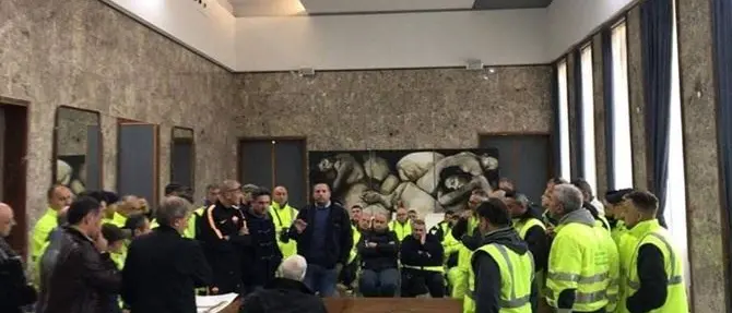 Rifiuti, operai in protesta a Cosenza contro i licenziamenti