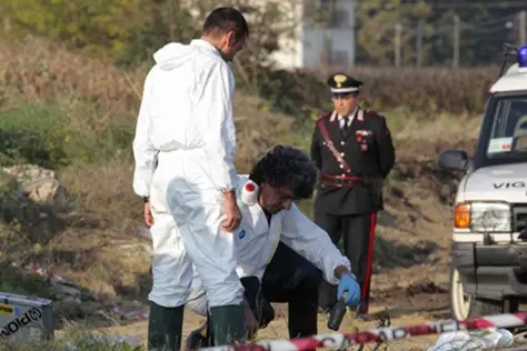 Foto Andrea Negro / LaPresse 18 10 2014 Isola d\\'Asti Italia Cronaca Ritrovamento di un cadavere in un fosso a poche centinaia di metri dalla casa di Elena Ceste, la donna misteriosamente scomparsa diversi mesi fa. Nella foto: Carabinieri e scentifica sul luogo del ritrovamento del cadavere , LaPresse