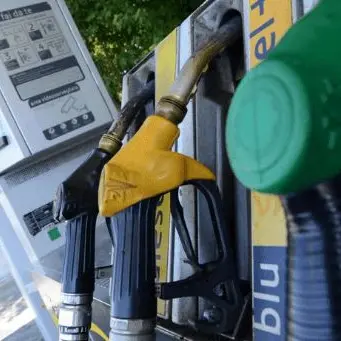 Rincari benzina e diesel, in autostrada si superano i 2 euro al litro