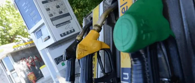 Rincari benzina e diesel, in autostrada si superano i 2 euro al litro