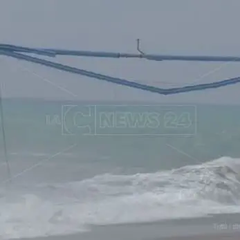 Siderno, il mare in tempesta squarcia lo storico pontile