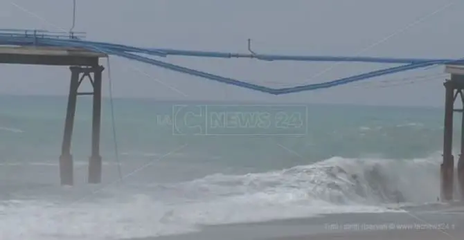 Siderno, il mare in tempesta squarcia lo storico pontile