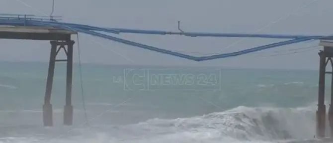 Siderno, il mare in tempesta squarcia lo storico pontile