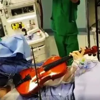 Operata di tumore al cervello mentre suona il violino: è il primo intervento al Sud