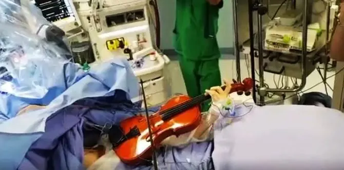 Operata di tumore al cervello mentre suona il violino: è il primo intervento al Sud