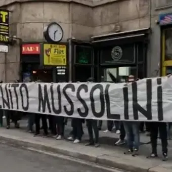 Striscione dei tifosi laziali inneggia a Mussolini. Sdegno dall’Anpi