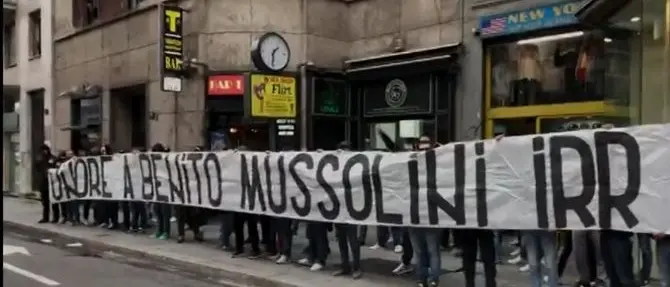 Striscione dei tifosi laziali inneggia a Mussolini. Sdegno dall’Anpi