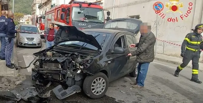 Incidente stradale in pieno centro a Catanzaro, due feriti