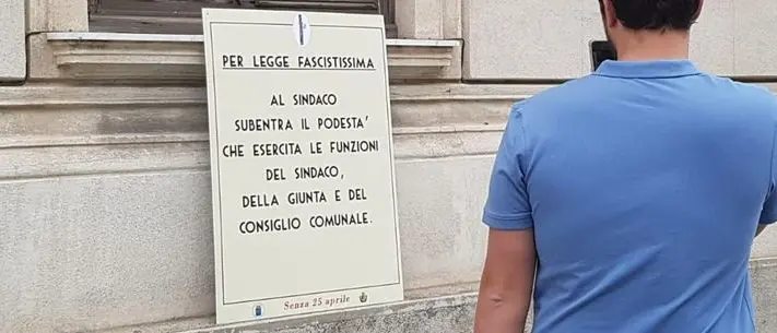 E se non ci fosse stato il 25 aprile? A Reggio spuntano manifesti con le leggi razziali