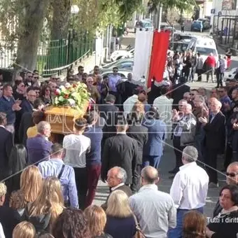 San Lucido, una folla commossa per l'ultimo saluto al sindaco Bruno