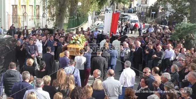 San Lucido, una folla commossa per l'ultimo saluto al sindaco Bruno