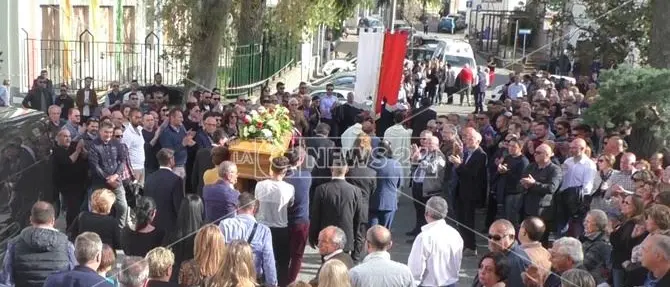 San Lucido, una folla commossa per l'ultimo saluto al sindaco Bruno