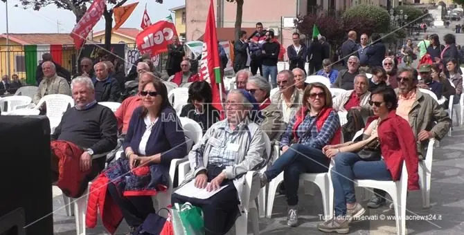 25 aprile a Bonifati, è ancora scontro a distanza tra partigiani e neofascisti