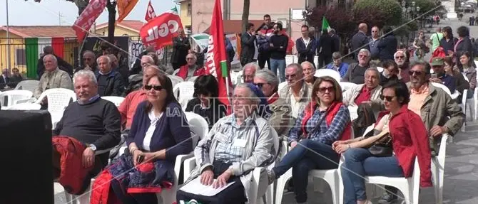 25 aprile a Bonifati, è ancora scontro a distanza tra partigiani e neofascisti