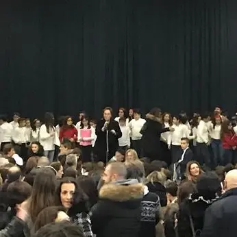 Stipati come sardine nell'auditorium, salta la recita di Natale
