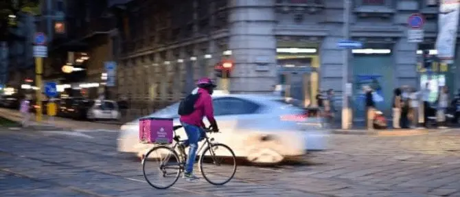 La ribellione dei rider, stilata blacklist dei vip che non lasciano la mancia