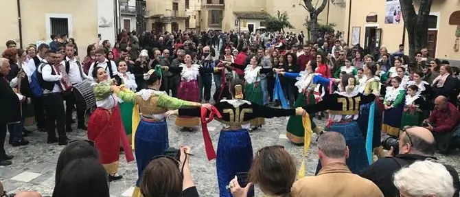 La comunità arbereshe in festa, a Civita in scena le “Vallje”