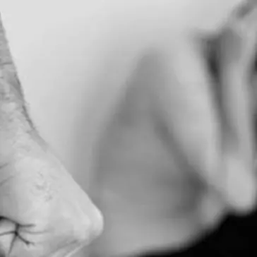Strattona il figlio di sei anni e aggredisce agenti, in manette 42enne