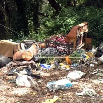 Lamezia, il parco di Caronte deturpato dall’abbandono selvaggio di rifiuti