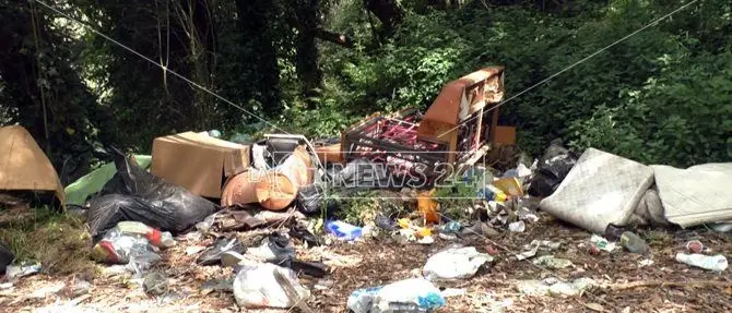 Lamezia, il parco di Caronte deturpato dall’abbandono selvaggio di rifiuti