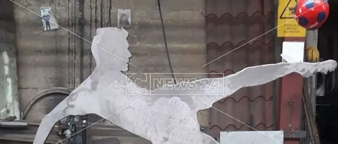 Castiglione omaggia il Cosenza calcio con un’opera “rossoblù”