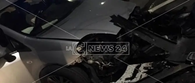 Mendicino, auto contro un muro in prossimità di una rotatoria