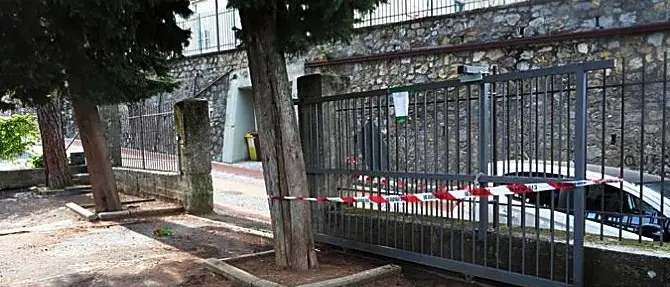 Cade il cancello del parco giochi, muore una bambina