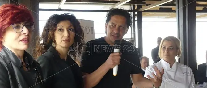 Chef Mazzei, la star calabrese di Masterchef Uk al Tropea cipolla party