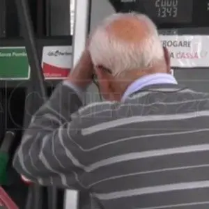Il caro carburante non si ferma e in Calabria sale anche la rabbia: «Cornuti e mazziati»
