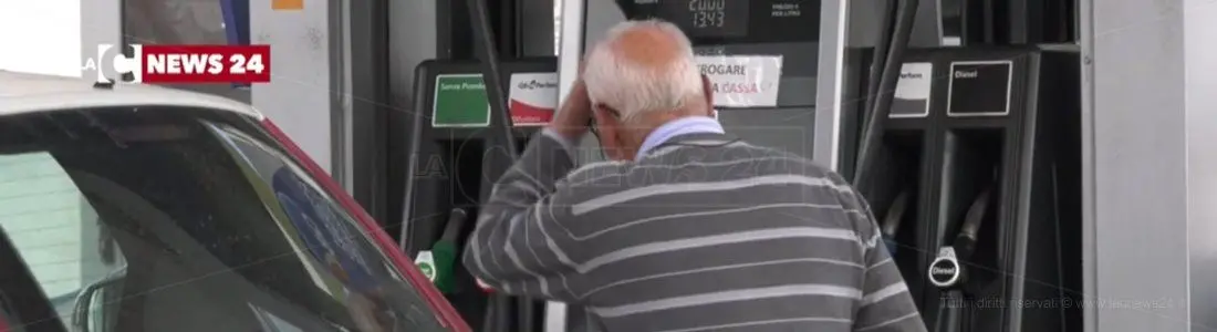 Il caro carburante non si ferma e in Calabria sale anche la rabbia: «Cornuti e mazziati»