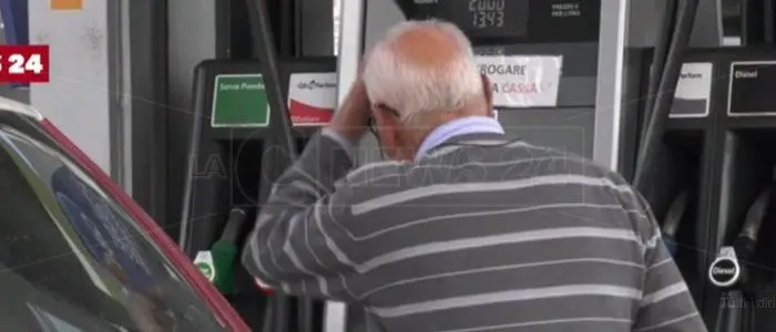Il caro carburante non si ferma e in Calabria sale anche la rabbia: «Cornuti e mazziati»