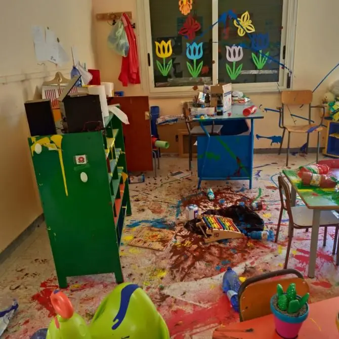 Vandalizzato l'asilo a Bovalino, il sindaco (per ora) lo chiude