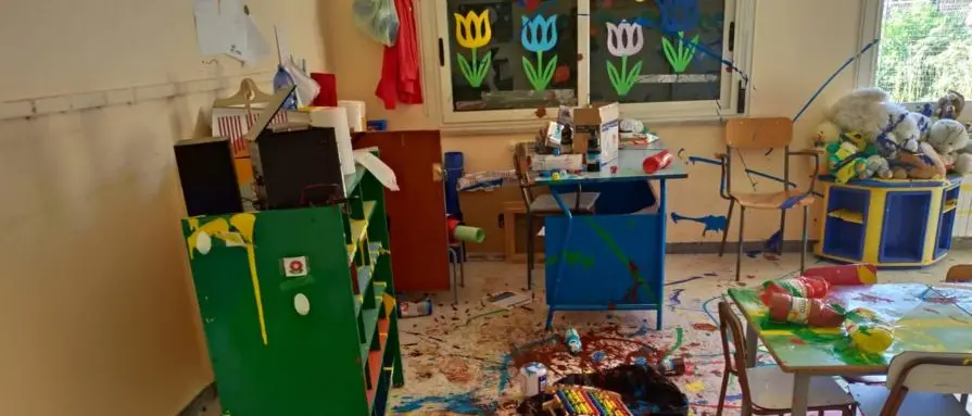 Vandalizzato l'asilo a Bovalino, il sindaco (per ora) lo chiude