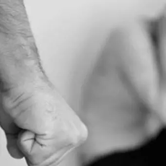 Stupra la ex e manda le foto agli amici di lei, arrestato