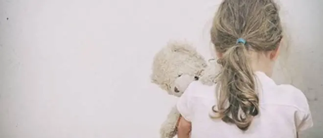 Sorelline picchiate e lasciate senza cibo, arrestati i genitori