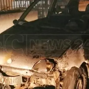 Nove auto in fiamme a Vibo Marina. L'incendio è doloso: avviate le indagini