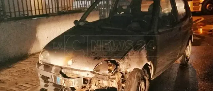 Nove auto in fiamme a Vibo Marina. L'incendio è doloso: avviate le indagini