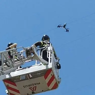 Drone finisce sui cavi dell’alta tensione lungo l’A2