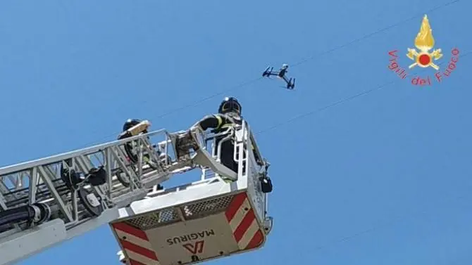 Drone finisce sui cavi dell’alta tensione lungo l’A2