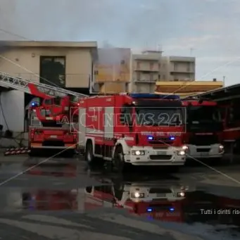 Scoppia un incendio nel deposito giudiziario di Reggio, indagini