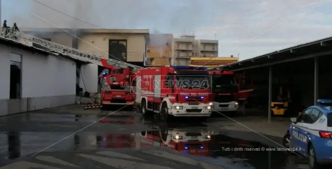 Scoppia un incendio nel deposito giudiziario di Reggio, indagini