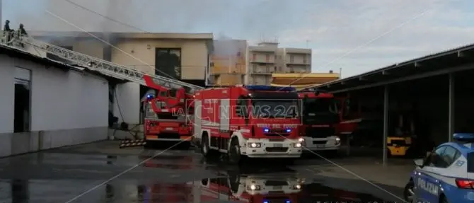 Scoppia un incendio nel deposito giudiziario di Reggio, indagini