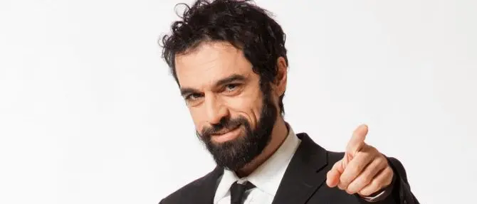 Le Iene all’ex inviato Giarruso (M5s): «Non fare politica con la nostra divisa»