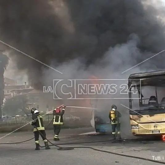 Soverato, a fuoco tre autobus nel piazzale dell'autostazione