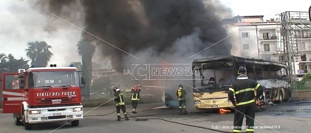 Soverato, a fuoco tre autobus nel piazzale dell'autostazione