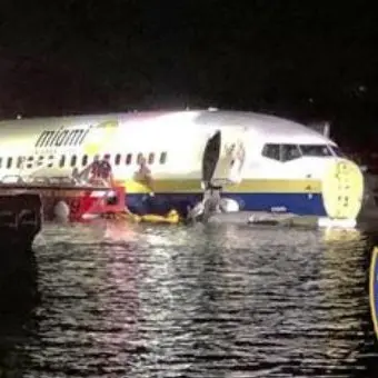 Tragedia sfiorata negli Usa: aereo va fuori pista e finisce in un fiume